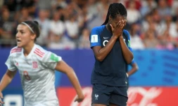 La Française Marie-Antoinette Katoto (d) vient de rater un penalty contre l'Espagne en demi-finale de la Coupe du monde dames des moins de 20 ans, le 20 août 2018 à Vannes (Morbihan)  