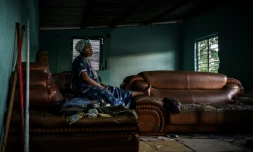 Une habitante du bidonville "Talus 2", dans le nord de Mayotte, promis à une démolition imminente, le 21 mai 2023