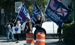 Des sympathisants du président américain Donald Trump saluent le passage du convoi présidentiel à West Palm Beach, en Floride, le 27 décembre 2020