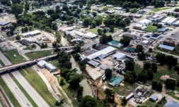 Vue aérienne des dégâts causés par des inondations à Waverly, le 22 août 2021 dans le Tennessee