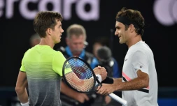 Le Suisse Roger Federer serre la main du Slovène Aljaz Bedene qu'il a battu au 1er tour de l'Open d'Australie le 16 janvier 2018