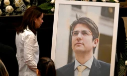 Maria Claudia Tarazona, la veuve du candidat à la présidence de la Colombie et sénateur Miguel Uribe, assiste à la veillée funéraire au Congrès colombien à Bogota le 11 août 2025