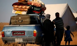 Des Syriens ayant fui les bombardements des forces pro-régime dans la province de Deraa attendant dans un camp de fortune près de la frontière jordanienne, dans le sud de la Syrie, le 1er juillet 2018