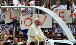 Le pape François arrive au Parc Blonia, le 28 juillet 2016 à Cracovie, pour la cérémonie d'ouverture des Journées mondiales de la Jeunesse