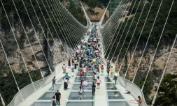Le pont piéton en verre le plus long et haut du monde ouvre au public dans les montagnes de Zhangjiajie (centre de la Chine), le 20 août 2016