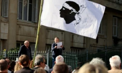 Le président du collectif anti-mafia Massimu, Jean-Toussaint Plasenzotti (C), délivre un discours à l'occasion de la manifestation organisée à Ajaccio, le 8 mars 2025