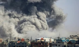 De la fumée s'élÚve aprÚs un bombardement israélien à Rafah, dans le sud de la bande de Gaza, le 6 mai 2024