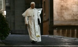 Le pape Léon XIV quitte le Vatican et se rend à pied à sa résidence après une réunion de deux jours avec les cardinaux dans le cadre d'un consistoire extraordinaire au Vatican, le 8 janvier 2026