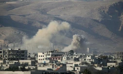 De la fumée s'échappe au-dessus de Hammouriyé, une localité de l'enclave rebelle dans la Ghouta orientale, après des bombardements du régime, le 3 mars 2018