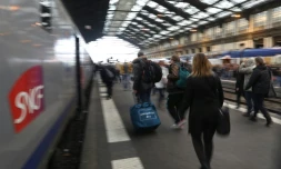 Des voyageurs le 1er juin 2016 gare de Lyon à Paris