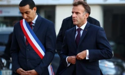 Le président français Emmanuel Macron (D) marche aux cÎtés du maire de Trappes, Ali Rabeh, à son arrivée pour une réunion à l'hÎtel de ville aprÚs une fusillade survenue à Trappes, le 23 octobre 2026