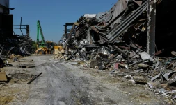 Dégâts causés par une frappe aérienne russe sur un centre commercial à Kryvyï Rig, la ville natatle du président Volodymyr Zelensky, dans le centre du pays, le 22 août 2026
