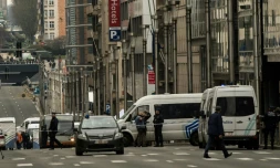 Des policiers montent la garde près d'un périmètre de sécurité rue de la loi près de la station de métro Maalbeek le 21 mars 2016