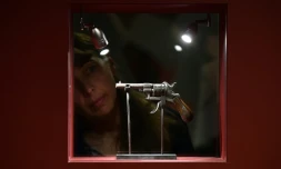 Le pistolet de Paul Verlaine de modÚle "Lefaucheux" exposé au musée des Beaux Arts de Mons en Belgique, le 27 octobre 2015