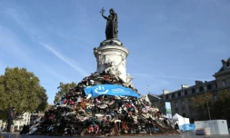 La pyramide de chaussures organisée par Handicap international place de la République à Paris, le 29 septembre 2018
