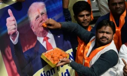 Des membres du groupe ultra-nationaliste Hindu Sena célèbrent la victoire de Donald Trump, le 9 novembre 2016 à New Delhi