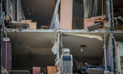 Homme dans les décombres de son appartement dans le district de Saltivka dans le nord de Kharkiv, en Ukraine, le 15 mai 2022
