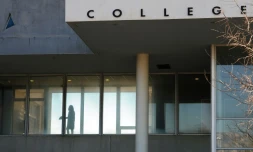 Les théories du complot qui fleurissent sur internet ne doivent pas être sous-estimées par l'école, qui doit former enseignants et élèves à démonter ces discours, ont plaidé Najat-Vallaud Belkacem et des spécialistes