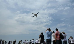 Un Boeing 777X dans le ciel de Farnborough au Royaume-Uni, le 18 juillet 2022