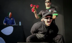 Liam O'Hanna, alias Mo Chara (au centre) et Naoise O Caireallain, alias Moglai Bap (à droite), du trio Kneecap, sur la scène de Rock en Seine le 24 août 2025 à Saint-Cloud, près de Paris