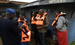 Des passagers s'apprêtent à monter à bord d'un bateau rapide à la jetée de Bayeku (commune d'Ikorodu) pour se rendre à Lagos, le 14 novembre 2017