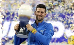Le Serbe Novak Djokovic soulÚve le trophée du Masters 1000 de Cincinnati remporté contre Carlos Alcaraz, le 20 août 2023 à Mason, dans l'Ohio