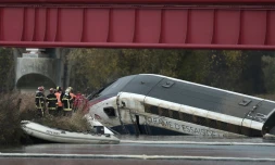 Des sauveteurs sur le lieu de l'accident du TGV à Eckwersheim (Bas-Rhin), le 15 novembre 2015