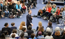 Emmanuel Macron en plein débat avec une assemblée de femmes le 28 février 2019 à Pessac