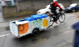 A Nantes, dans l'ouest de la France, l'association "La Tricyclerie" collecte à vélo et par kilos épluchures de légumes, marc de café et autres déchets organiques d'une trentaine de restaurants et d'entreprises, puis les composte.