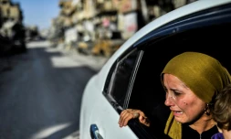 Une femme pleure en découvrant les destructions dans la ville syrienne de Raqa, le 20 octobre 2017