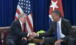 Le président cubain Raul Castro (g) et son homologue américain Barack Obama, à New York le 29 septembre 2015