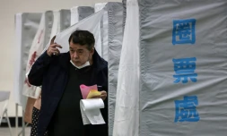 Un homme sort d'un isoloir aprÚs avoir déposé son bulletin dans un bureau de vote de Taïnan (sud-ouest) le 13 janvier 2024