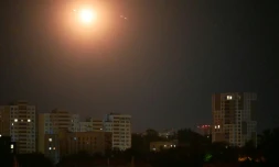 Les défenses ukrainiennes intercepent des missiles russes au-dessus de Kiev, le 15 juin 2026