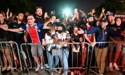 Des supporteurs du PSG devant l'hÎtel de l'équipe parisienne à Lisbonne, aprÚs la qualification pour la finale de la Ligue des champions, le 18 août 2020