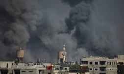 D'épaisses colonnes de fumée noire s'élèvent de la localité d'Arbine dans l'enclave rebelle de la Ghouta orientale en Syrie, après des raids aériens du régime syrien, le 7 février 2018