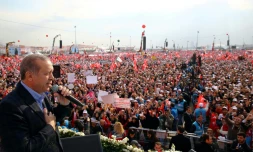 Photo prise et fournie le 8 avril 2017 par les services de la présidence turque montrant le président Recep Tayyip Erdogan s'exprimant lors d'un meeting à Istanbul