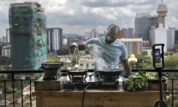 Dennis Ombachi, ancien rugbyman kényan devenu influenceur culinaire, le 12 avril 2024 à Nairobi