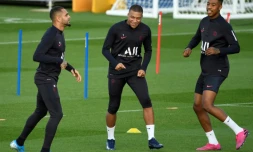 La pépite du PSG Kylian Mbappé, à l'entraßnement avec Presnel Kimpembe et Layvin Kurzawa, le 17 octobre 2019 au Camp des Loges