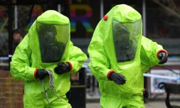 Des membres des services d'urgence en train d'intervenir le 8 mars 2018 sur le banc oĂč SergueĂŻ Skripal et sa fille Ioulia ont Ă©tĂ© retrouvĂ©s inconscients