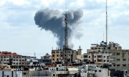 Un panache de fumée s'élÚve dans le ciel de Gaza aprÚs des bombardements israéliens, le 27 octobre 2018