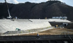 Construction de nouveaux murs anti-tsunami plus hauts, le 26 février 2021 à Taro, dans la préfecture d'Iwate, au Japon