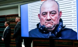 Une photo du narcotrafiquant présumé Dairo Antonio Usuga, dit Otoniel, sur un
écran lors d'une conférence de presse des autorités judiciaires américaines, le
5 mai 2022 Ă New York