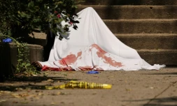 Un drap recouvre le corps d'une victime d'une fusillade, le 7 juillet 2020 Ă New York