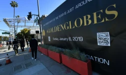 Les équipes du Golden Globes préparent la zone du tapis rouge pour la 76e cérémonie des récompenses du cinéma américain, à Beverly Hills, en Californie, le 4 janvier 2019
