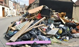 Les effets personnels d'habitants de Montargis gisent devant leur maison après les inondations, le 7 juin 2016