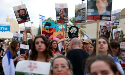Des Israéliens attendent la libération des otages encore retenus à Gaza sur la place des Otages à Tel-Aviv, tôt le 13 octobre 2025