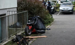 L'épave d'un scooter près d'un immeuble incendié à Mulhouse le 2 octobre 2017