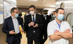 Olivier Veran (au centre) visite l'hĂŽpitak Avicenne avec Martin Hirsch, patron de l'APHP (Ă gauche) le 29 juin 2021 Ă Bobigny