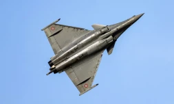 Un Rafale de l'armée de l'air française lors du salon aéronautique de Dubaï 2023, le 13 novembre 2023