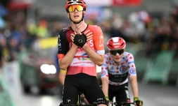 Le Néerlandais Thymen Arensman remporte la 19e étape du Tour de France, à La Plagne, le 25 juillet 2025